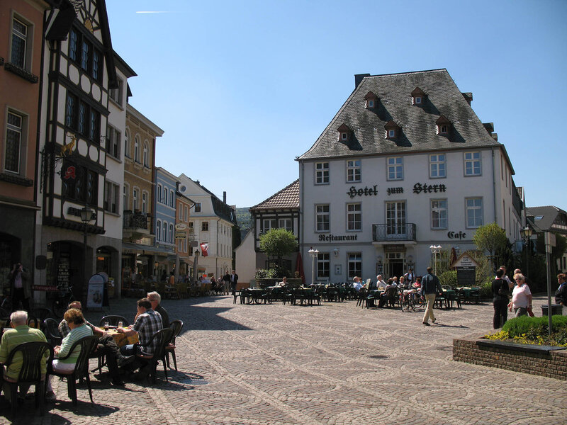 Hotel zum Stern in a German town square