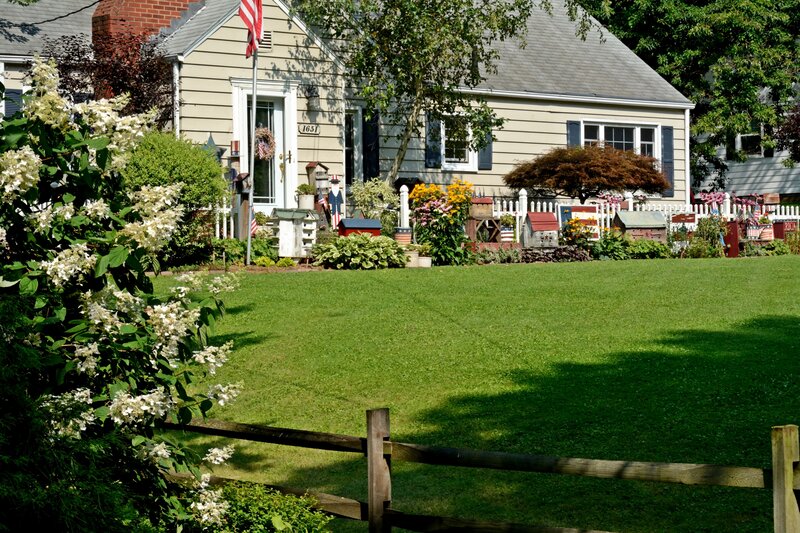 House with Garden — Green, Peaceful