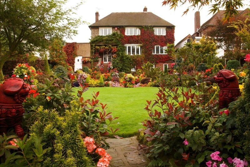 House with Garden — Green