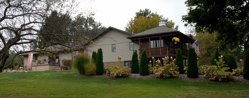House with Porch and Garden — Green
