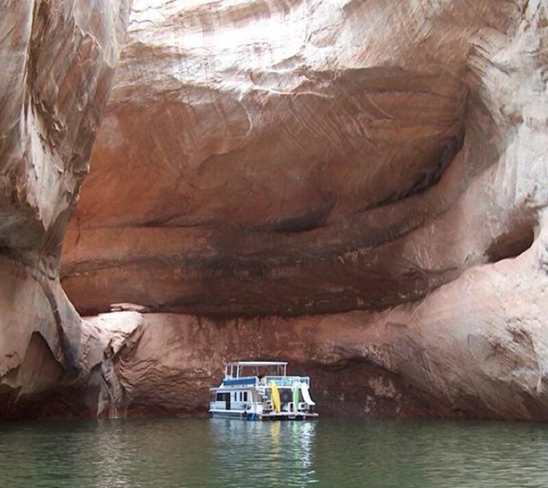 Houseboat in Canyon