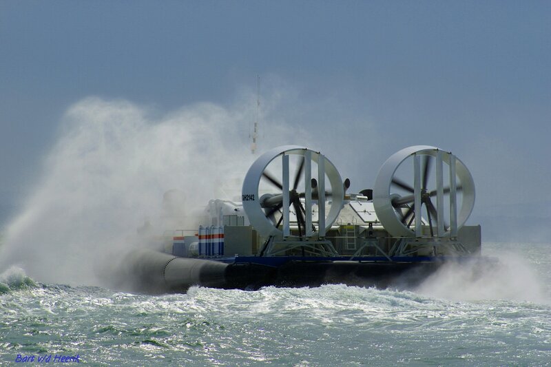 Hovercraft on Water — Blue, Dynamic