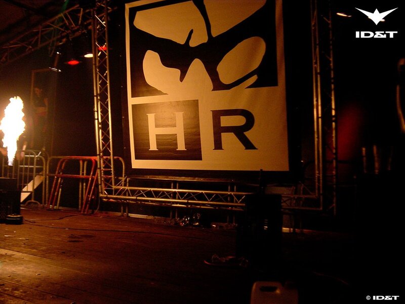HR stage setup with flame