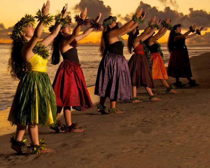 Hula Dancers on Beach — Yellow