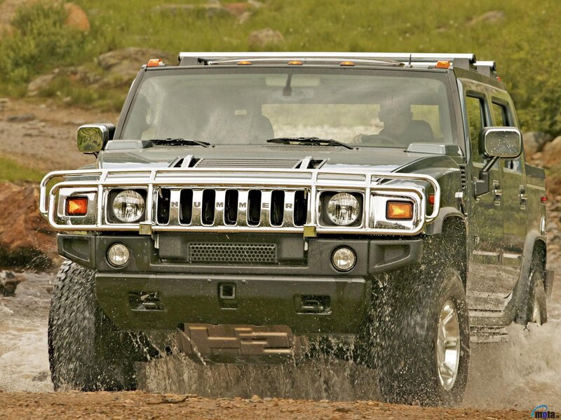 Hummer H2 Driving Through Water — Green, Dynamic