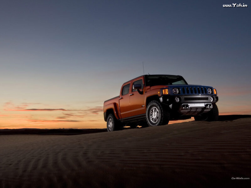 Hummer H3 pickup in desert