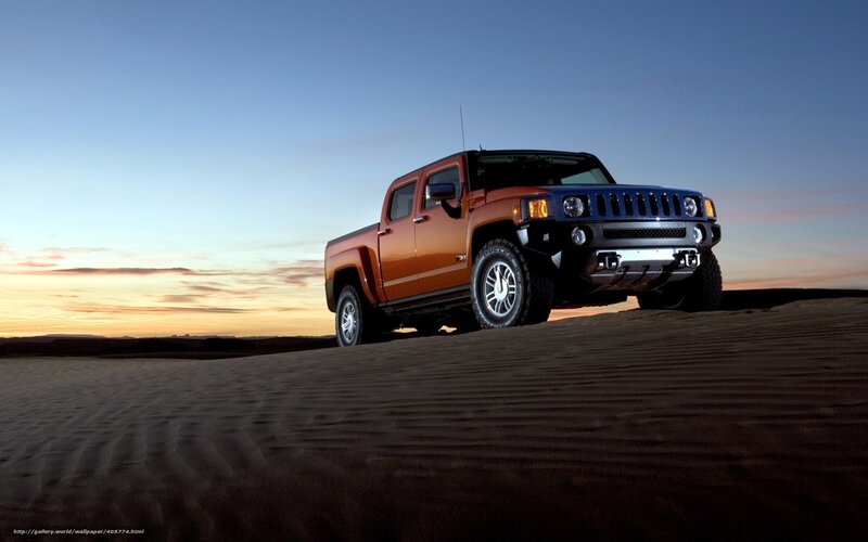 Hummer H3 pickup in desert