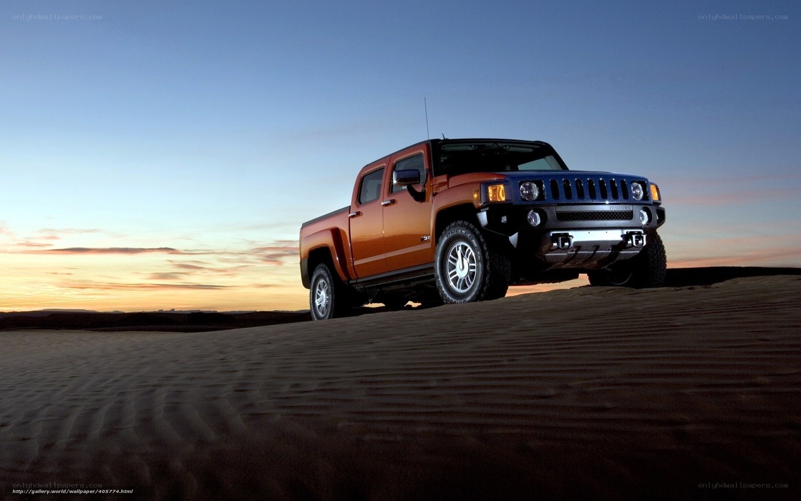 Hummer H3 pickup in desert