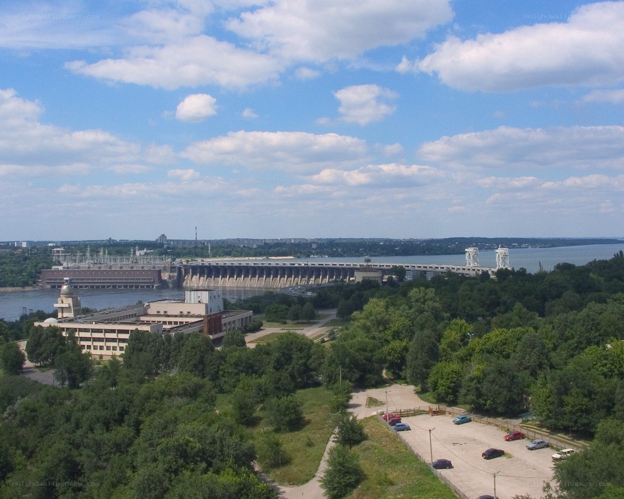 Hydroelectric dam and power plant