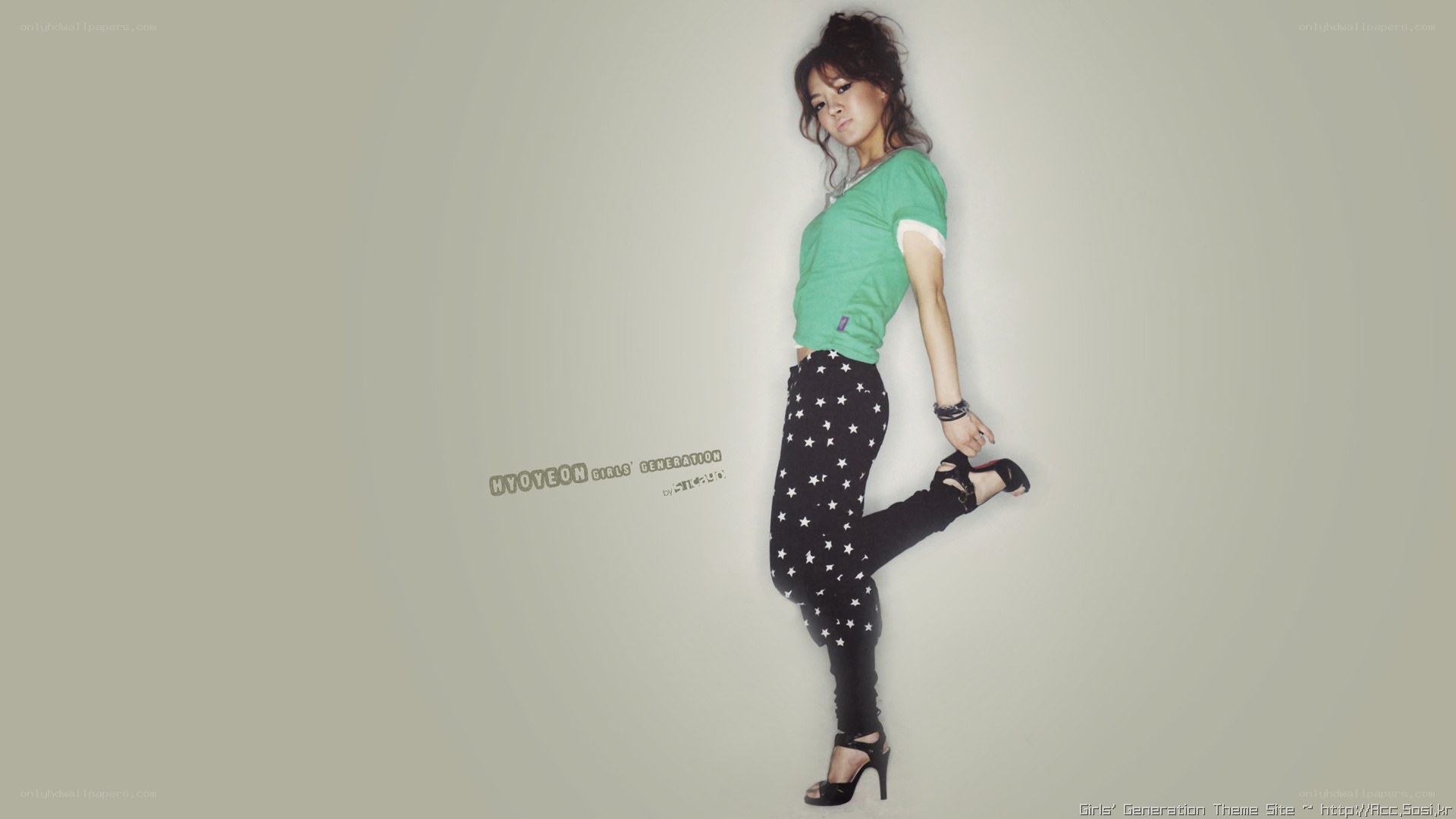 Hyoyeon posing in green shirt
