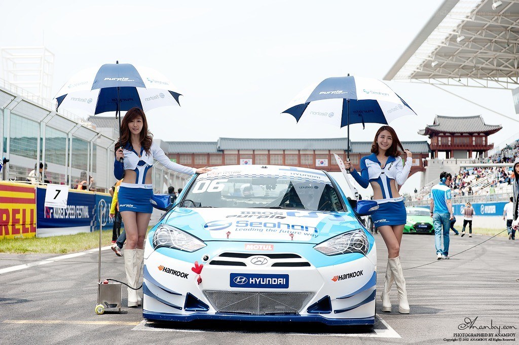 Hyundai racing car with models