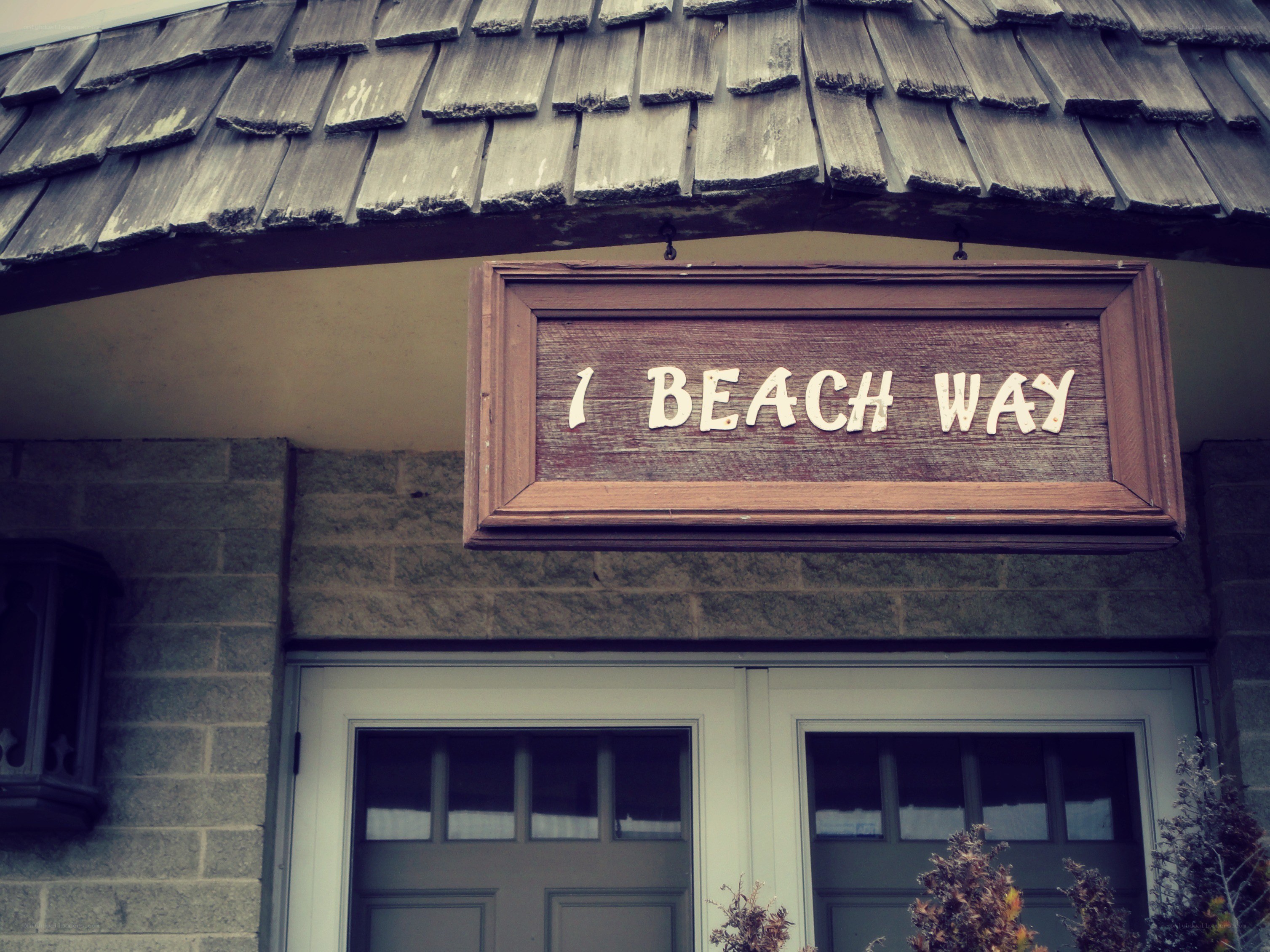I Beach Way sign on building