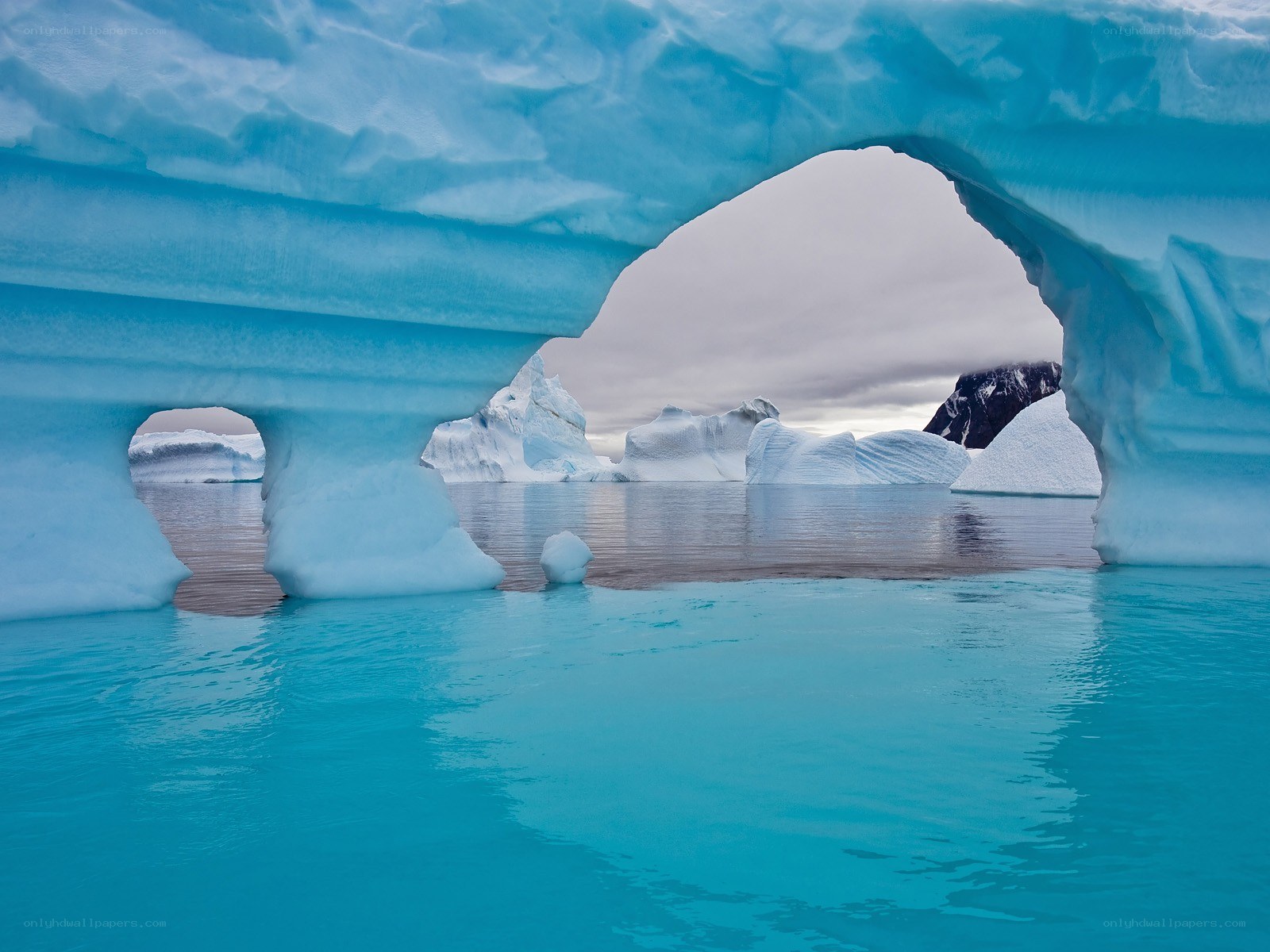 Ice arch framing icebergs