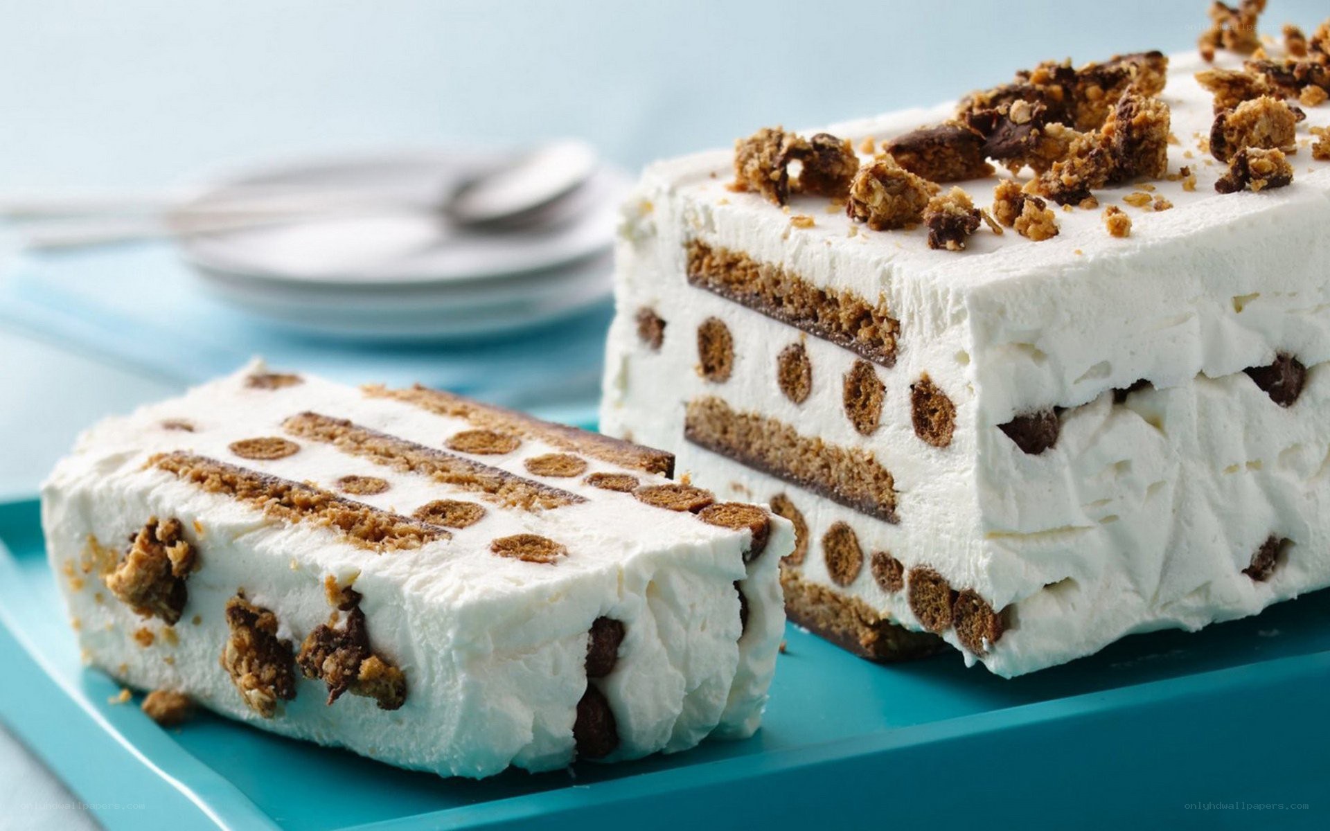 ice cream cake with cookies