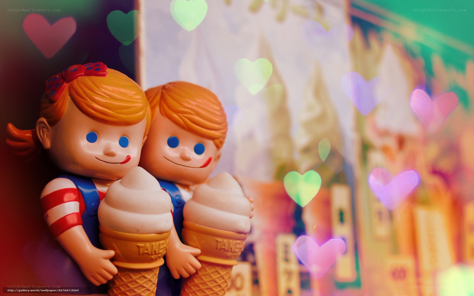 Ice cream figurines with hearts