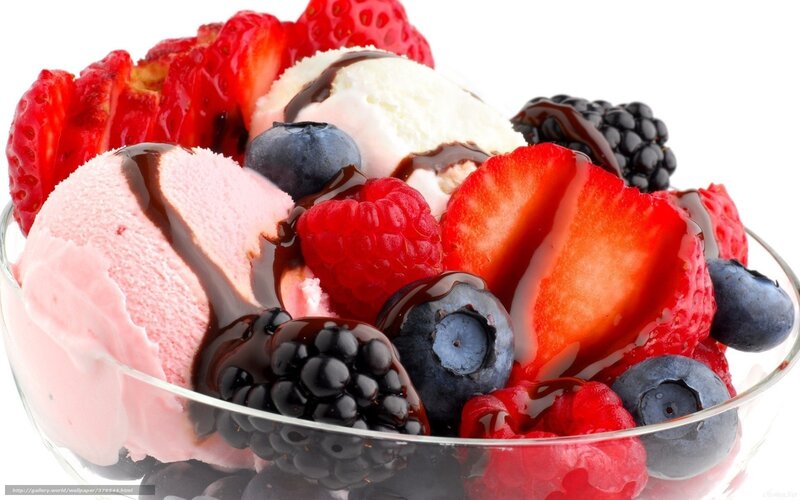 Ice Cream Sundae with Berries — Red, Appetizing, Photograph