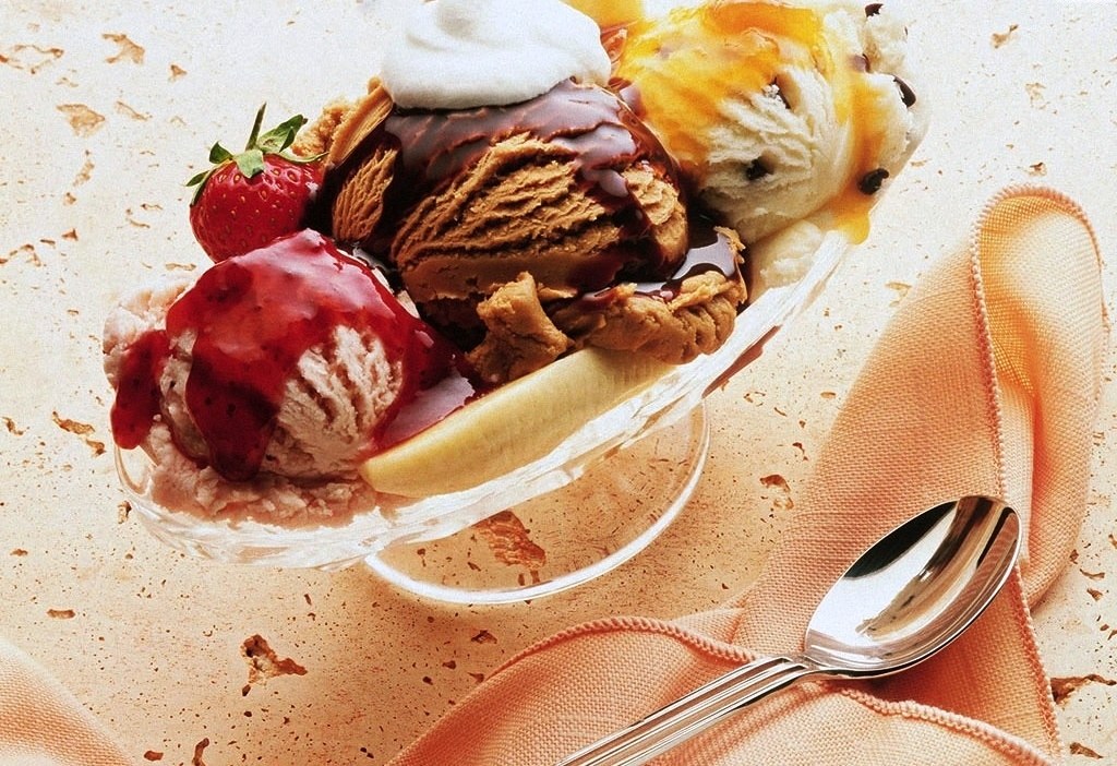 ice cream sundae with toppings