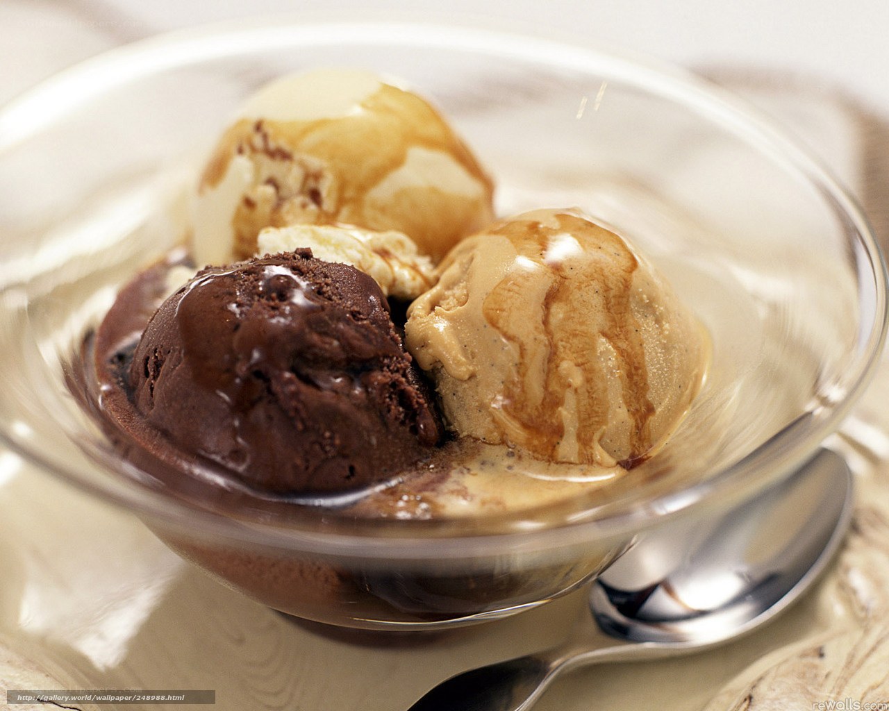 ice cream sundaes in a bowl