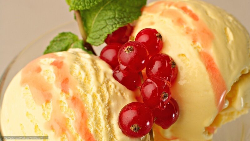 Ice Cream with Berries — Yellow, Refreshing