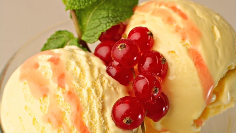 Ice Cream with Red Currants — Yellow, Appetizing