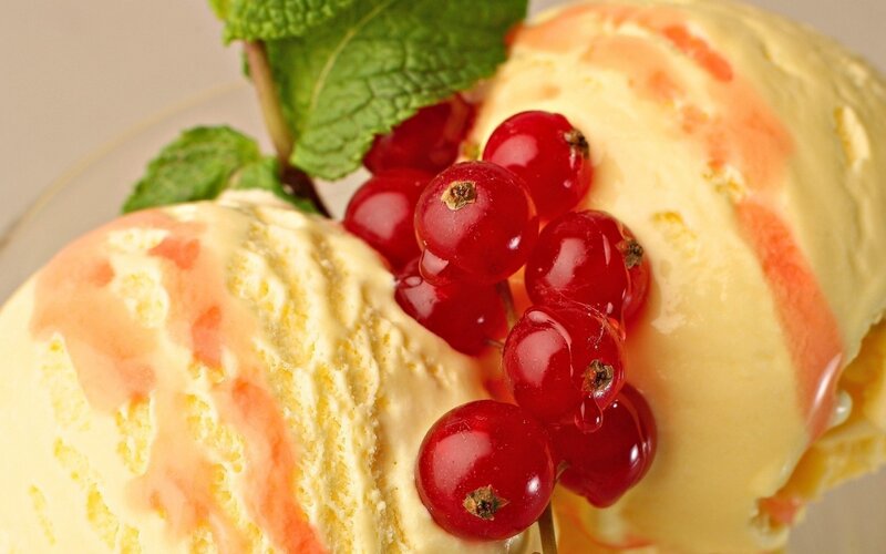 Ice Cream with Red Currants — Yellow, Refreshing