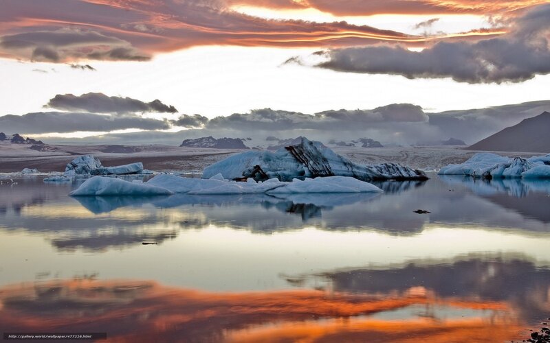 Icebergs at sunset in Iceland