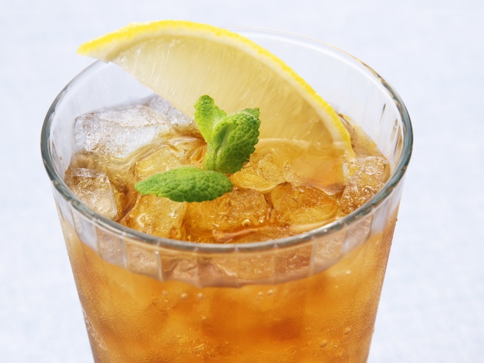 iced tea with lemon and mint