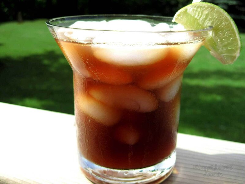 iced tea with lime wedge