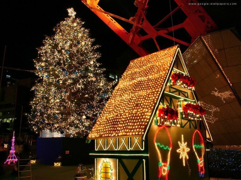 Illuminated Christmas Tree — Gold