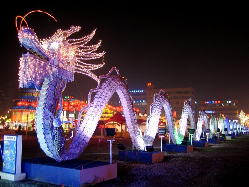 Illuminated dragon lantern display