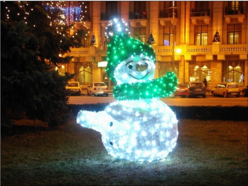 Illuminated Snowman Figure — Green