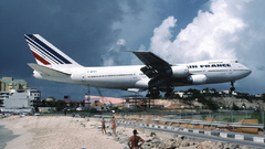 Aircraft vehicles airliners