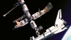 Atlantis docked to mir