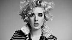 Black and white woman close-up Deyn