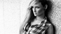 Black and white woman models boobs Ali Sse