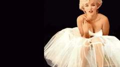 Blondes Actress cleavage Marilyn