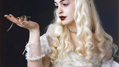 Blondes anne hathaway Alice