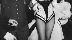 Blondes cleavage police Marilyn