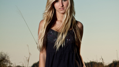 Blondes woman black dress