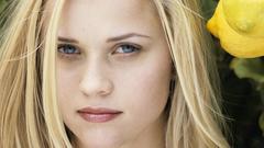 Blondes woman blue eyes