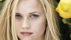 Blondes woman blue eyes