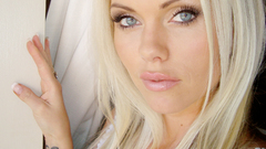 Blondes woman blue eyes