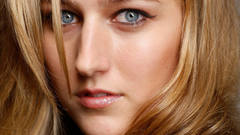 Blondes woman blue eyes