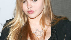 Blondes woman blue eyes