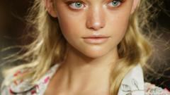 Blondes woman blue eyes