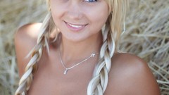 Blondes woman blue eyes