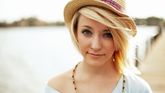 Blondes woman blue eyes