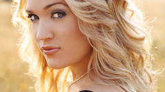 Blondes woman brown eyes