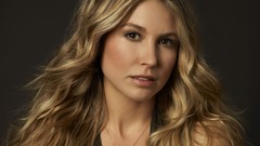 Blondes woman brown eyes