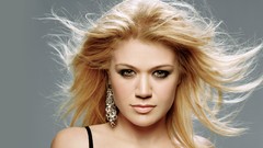 Blondes woman brown eyes